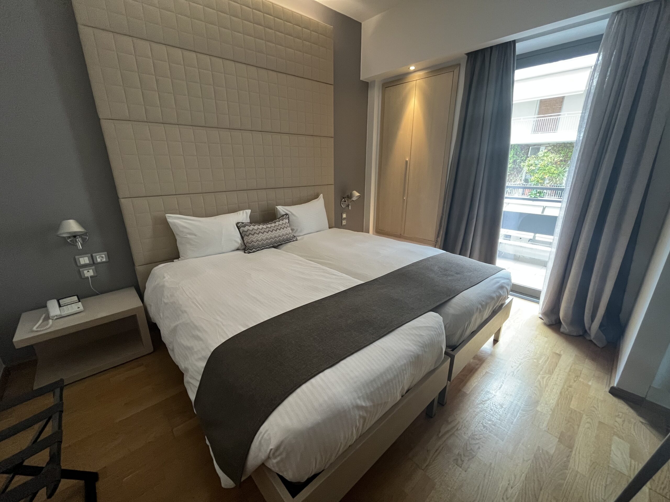 Двойна стая с две съединени легла и излаз на балкон в хотел Domotel Olympia, Солун.