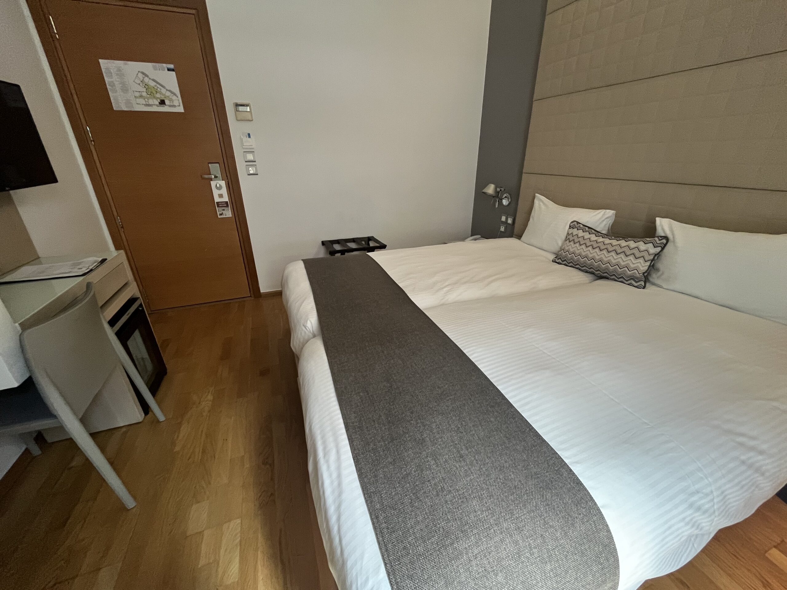 Двойна стая с легло, бюро и телевизор в хотел Domotel Olympia, Солун.