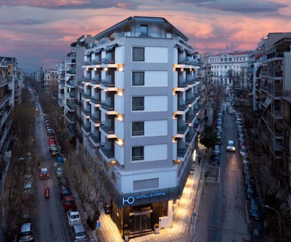 domotel-olympia-solun-fasada Фасадата и осветеният вход на хотел Domotel Olympia в центъра на Солун привечер.