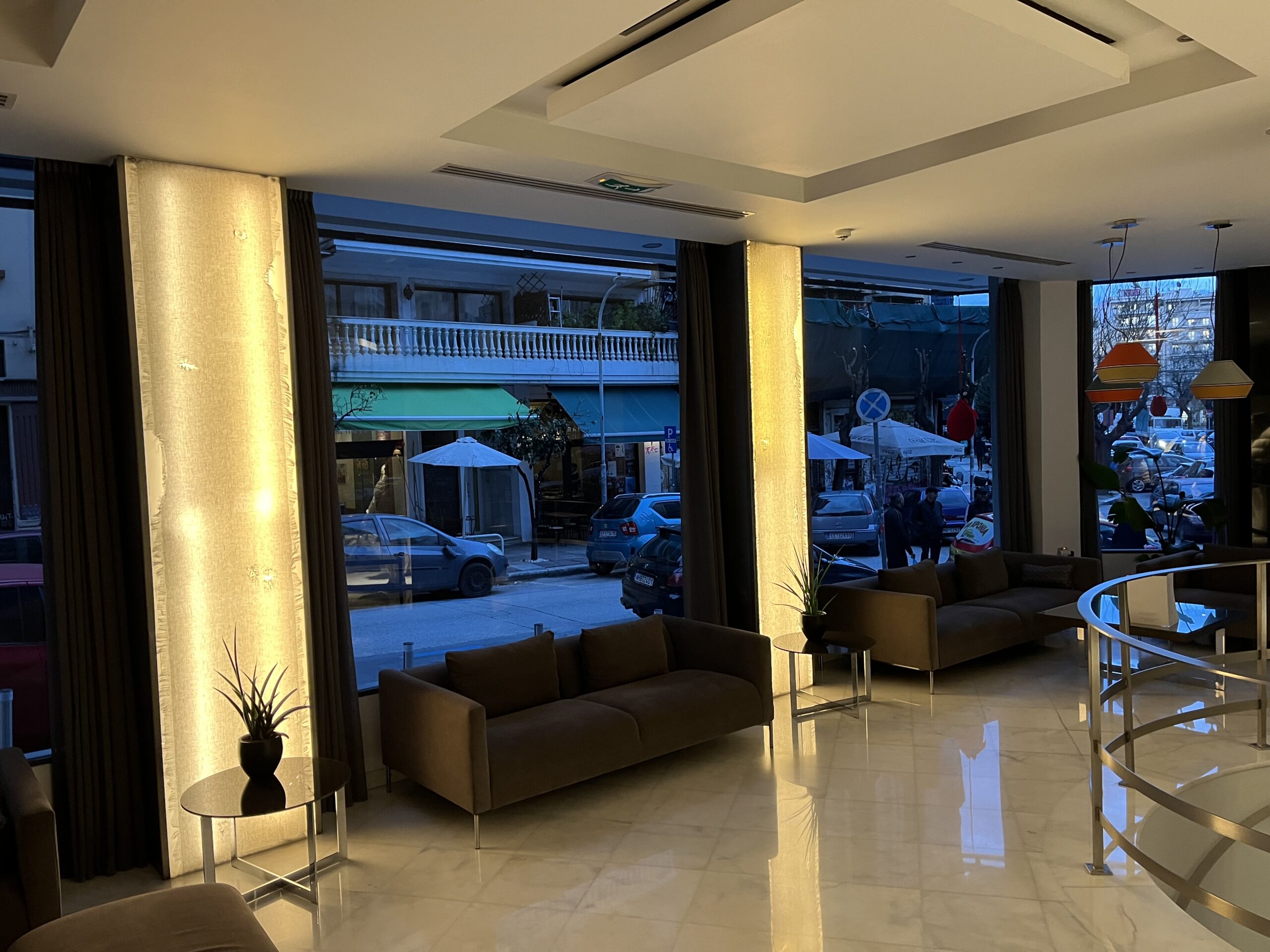 Фоайе с мека мебел и големи прозорци в хотел Domotel Olympia, Солун.