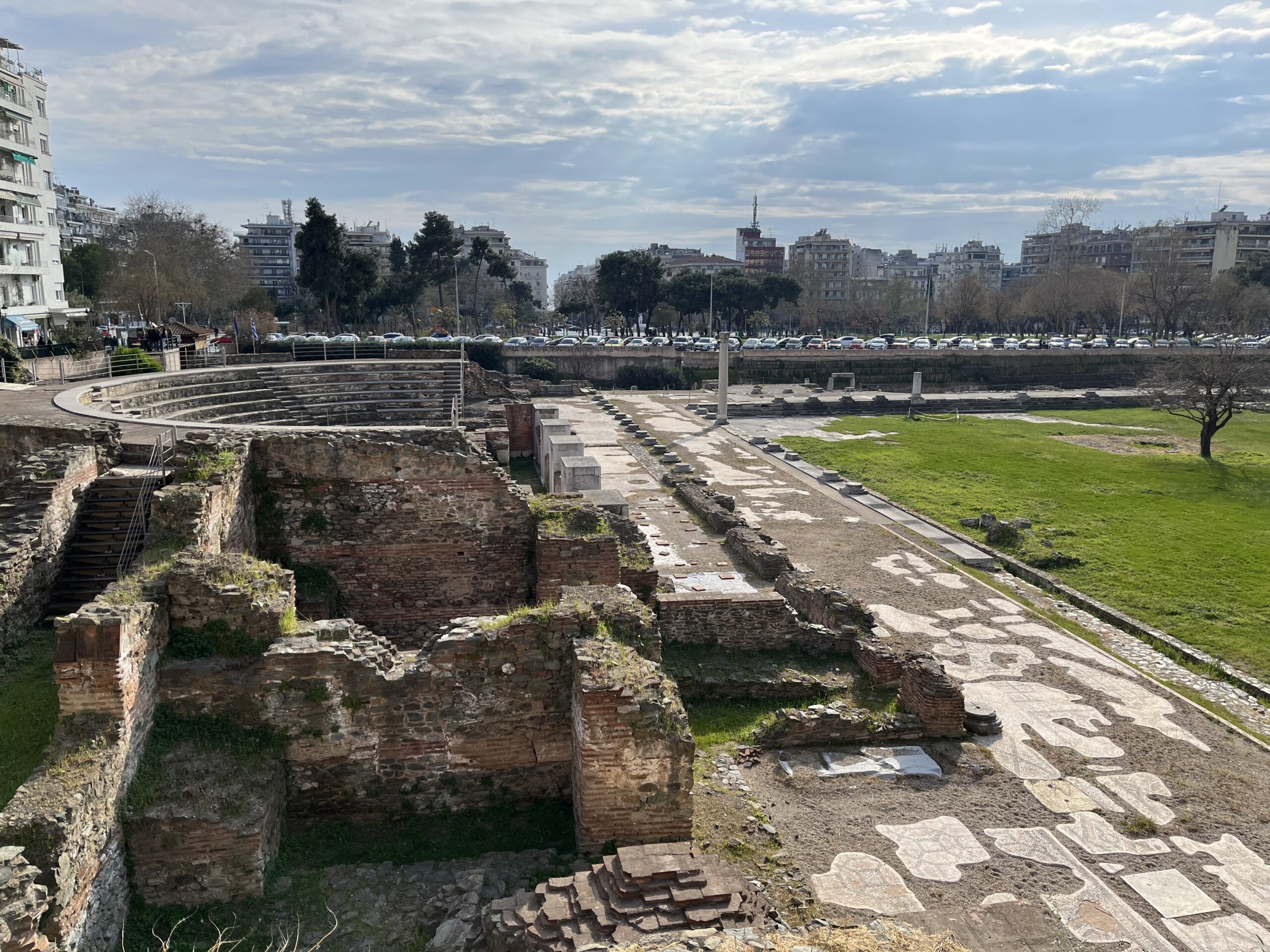 Останки от Римския форум в Солун с антични настилки, колони и Одеона.