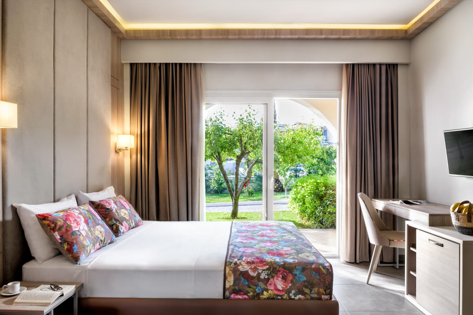 Светла двойна стая в Alexandra Beach Thassos Spa Resort 4* с модерно обзавеждане и изглед към градината.