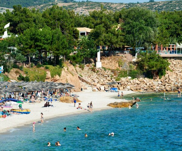 Alexandra Beach Thassos Spa Resort 4* – плаж и море Плажът на Alexandra Beach Thassos Spa Resort 4* на остров Тасос, с кристално чисто море, чадъри и зеленина около хотела.
