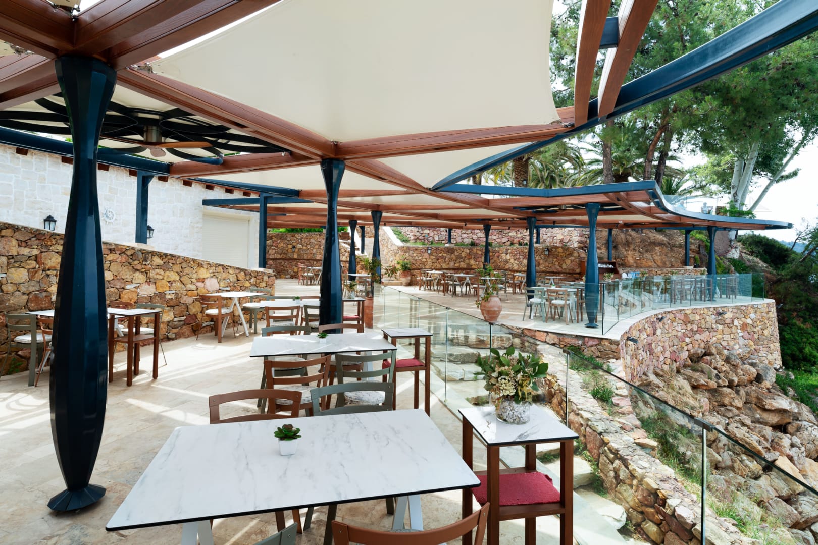 Открита тераса на таверна Thalassa в Alexandra Beach Spa Resort на остров Тасос.