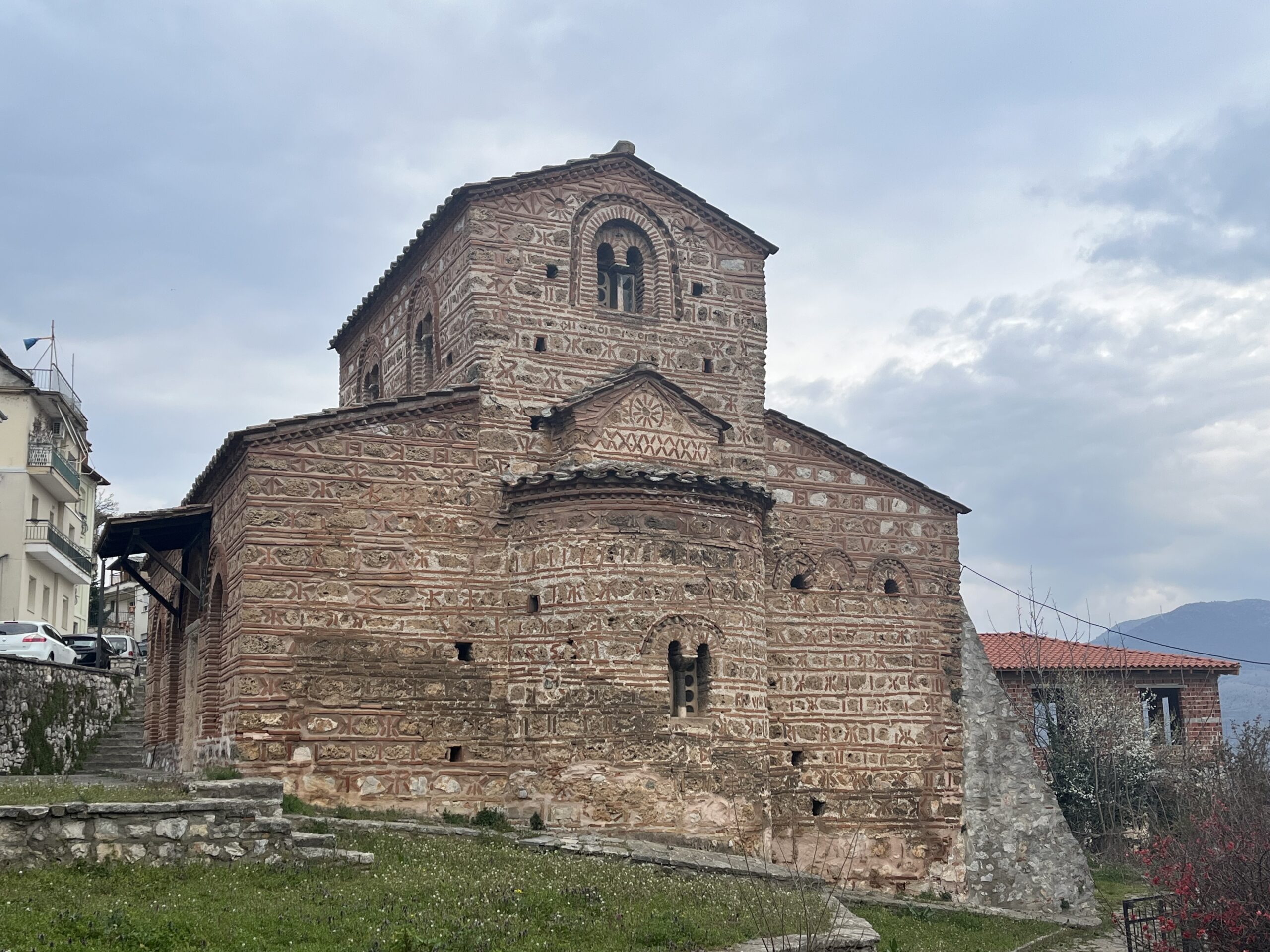 Старинна църква с каменна и тухлена зидария и полукръгла апсида в Кастория