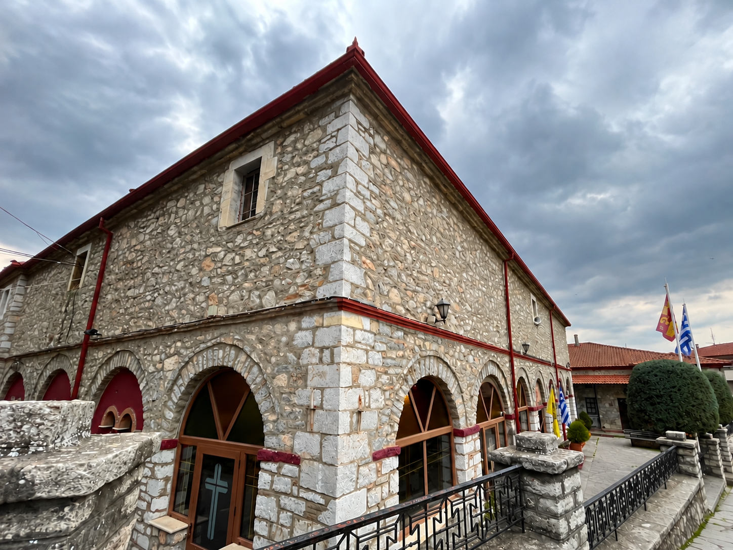 Каменната фасада и арките на митрополитската църква в Кастория